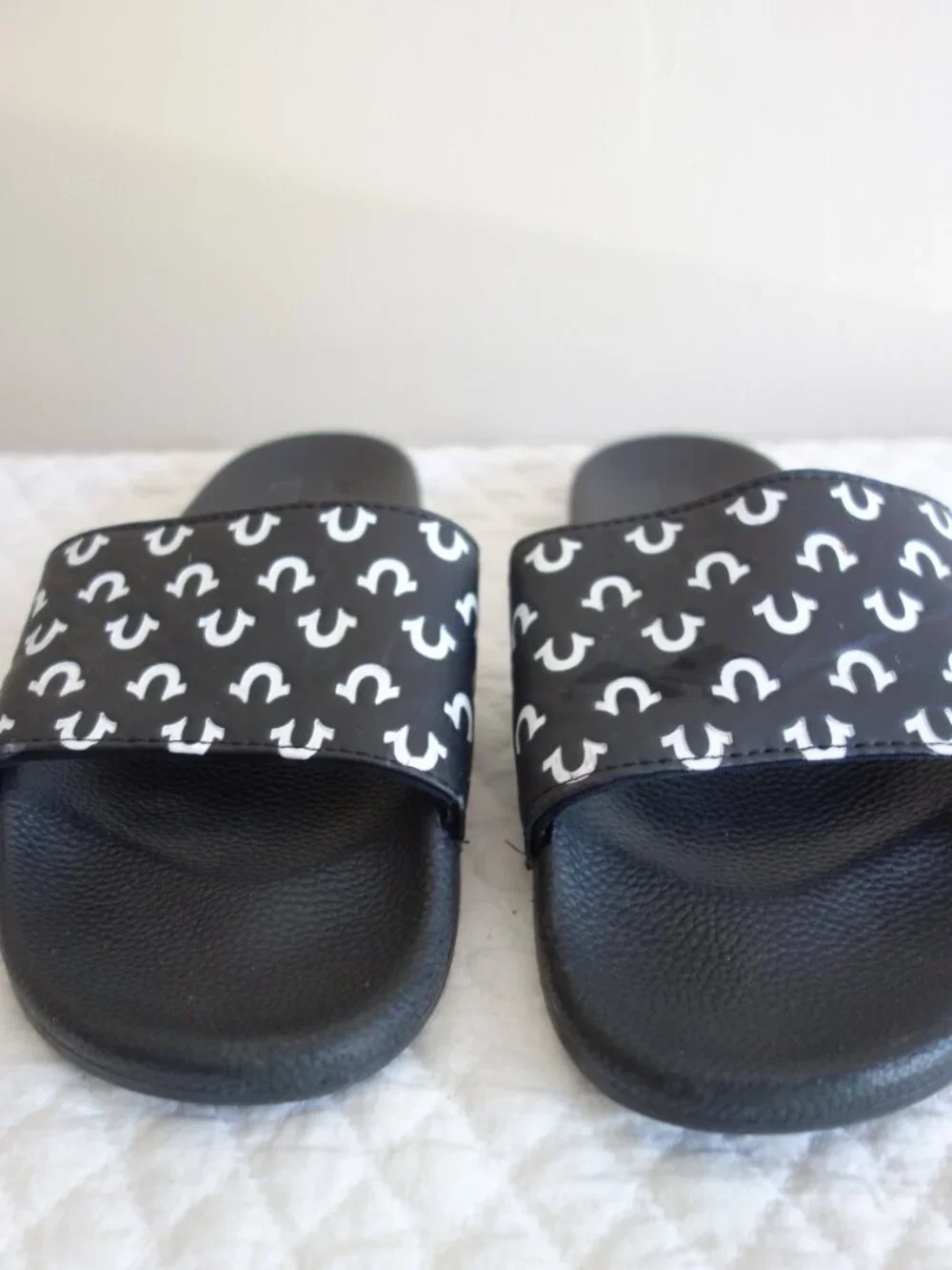 TRUE RELIGION Slides Sandals All Horseshoe Logo Print Black – Mens 45 (approx. 1